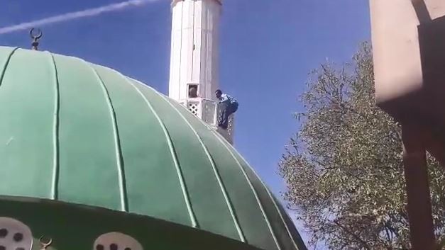 Minaredeki intihar girişimini polis önledi 
