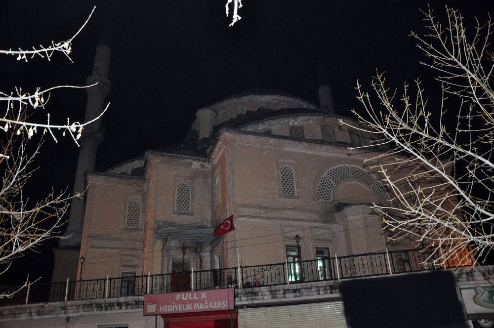 Minarelerden dualar yükseldi 