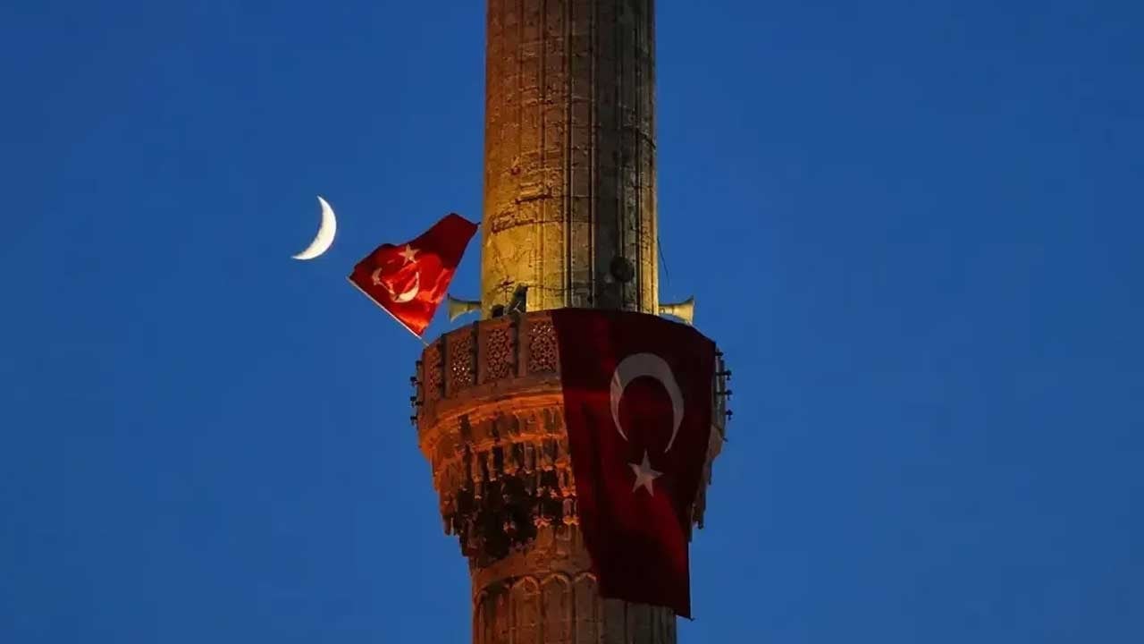 Minarelerden selâ sesleri yükseldi!