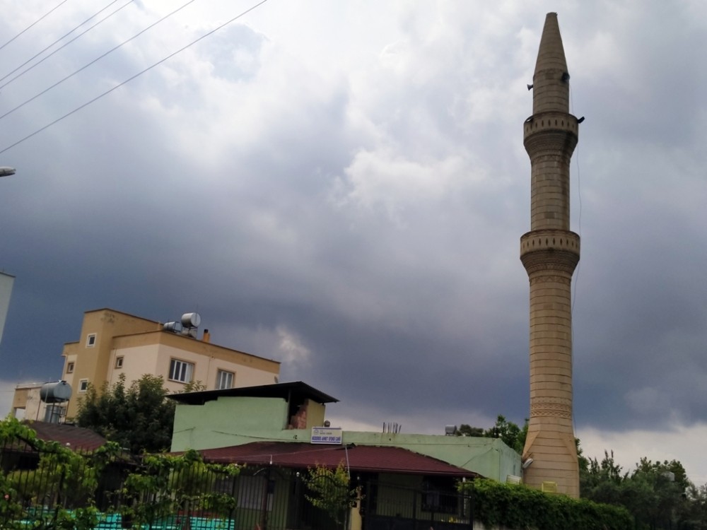 Minareye yıldırım düştü 