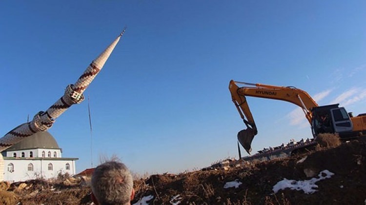 Minareyi kepçeyle çektiler