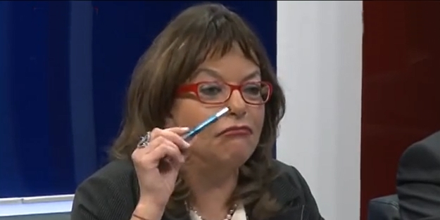 Mine Kırıkkanat bildiğiniz gibi! Arapça diye saldırdı, gerçeği öğrenince tükürdüğünü yaladı!