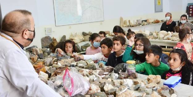 'Mineraller, Kayaçlar ve Fosillerin Gizemi' adlı atölye