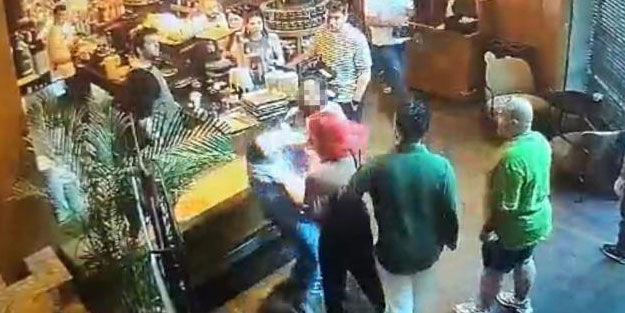 Mini etekli olsa yer yerinden oynardı! Başörtülü tıp öğrencisine saldırı anı ortaya çıktı