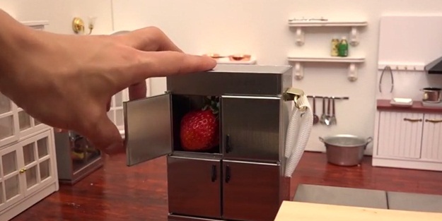 Mini mutfakta çilekli pasta yapımı