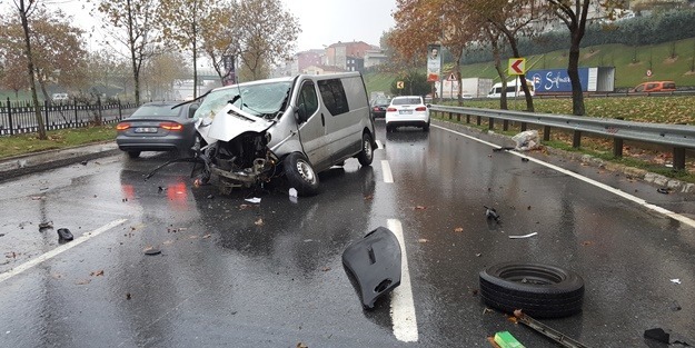 Minibüs ağaca çarptı