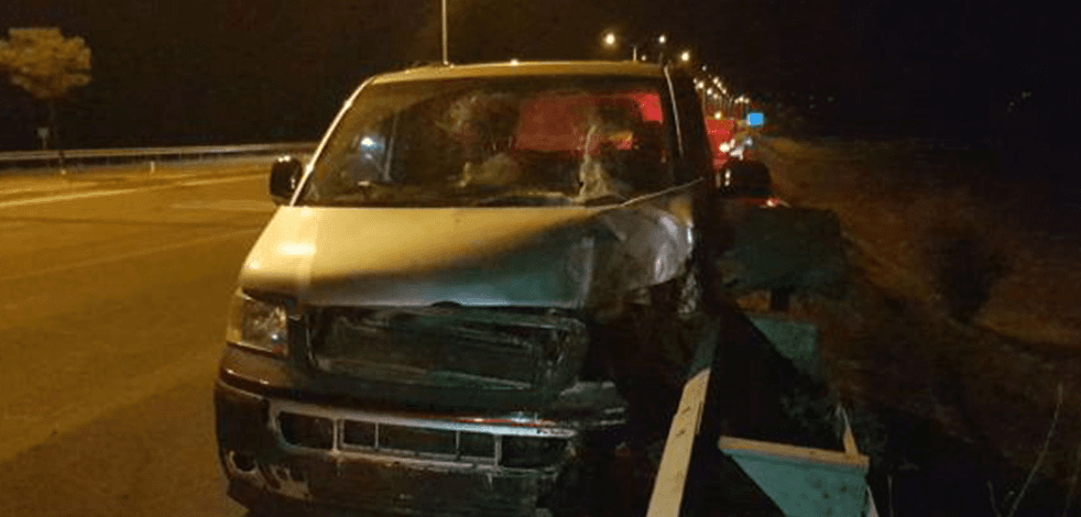 Minibüs aydınlatma direğine çarptı: 5'i çocuk 8 yaralı