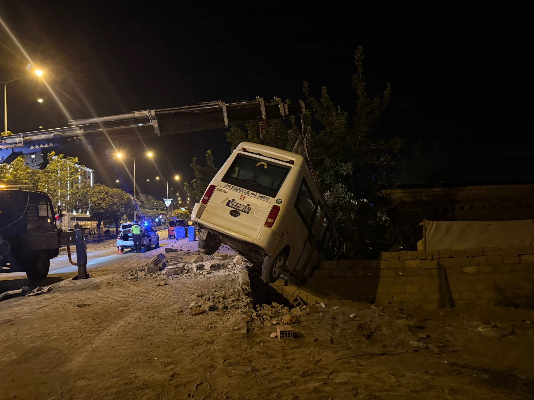 Minibüs bahçe duvarında asılı kaldı