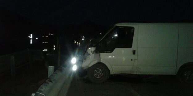 Minibüs bariyerlere çarptı: 1 ölü, 1 yaralı