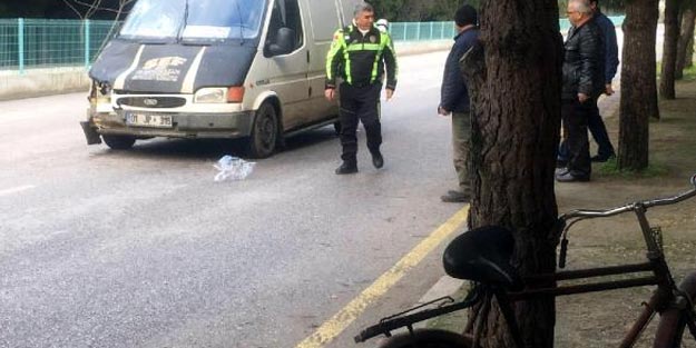 Minibüs çarpan bisiklet sürücüsü yola savruldu