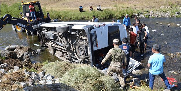 Minibüs dere yatağına devrildi: 13 yaralı