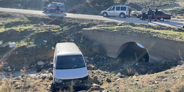 Minibüs dere yatağına düştü: Yaralılar var