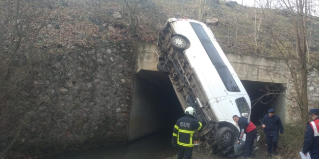 Minibüs dereye uçtu: Çok sayıda yaralı var