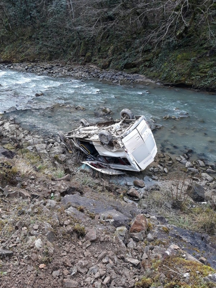 Minibüs dereye yatağına devrildi: 1 yaralı 