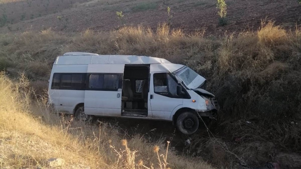 Minibüs devrildi: 2 yaralı 