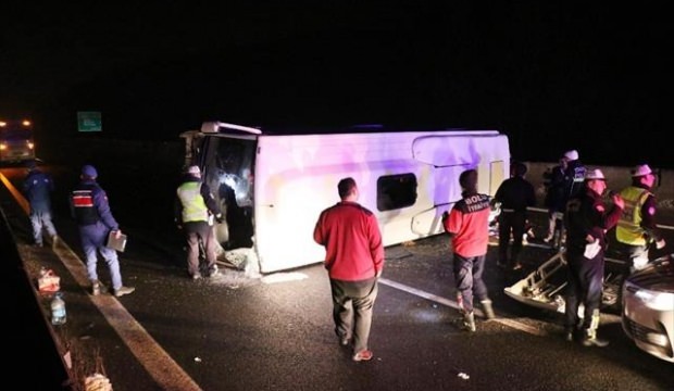 Minibüs devrildi! Çok sayıda yaralı var