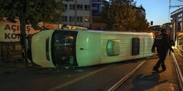 Minibüs devrildi, tramvay hattı trafiğe kapatıldı