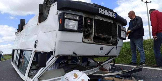 Minibüs içindeki yolcularla ters döndü