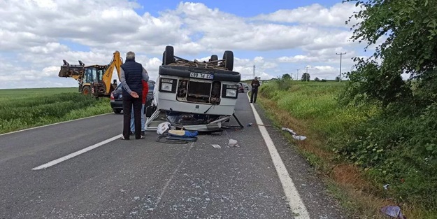 Minibüs içindeki yolcularla ters döndü