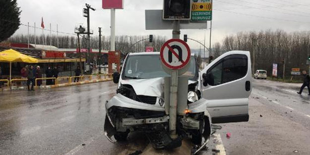 Minibüs ile hafif ticari araç çarpıştı: 3 yaralı