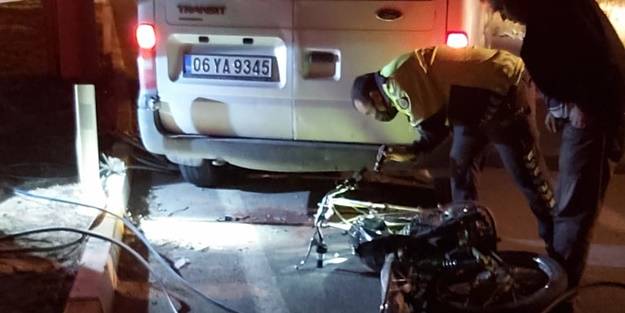 Minibüs ile motosiklet çarpıştı: 2 yaralı