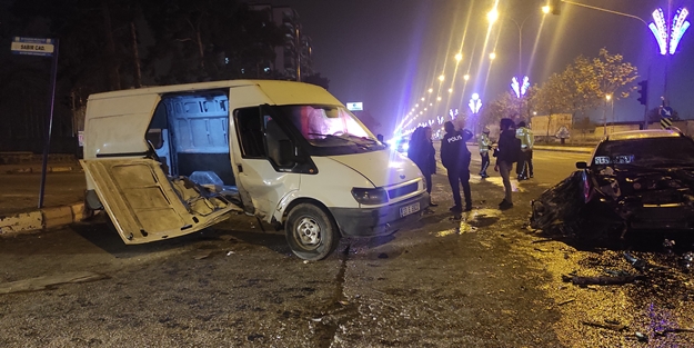 Minibüs ile otomobil birbirine girdi: Çok sayıda yaralı var
