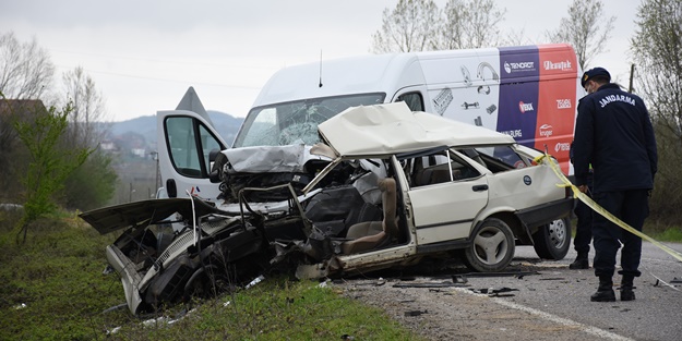 Minibüs ile otomobil çarpıştı: 1 ölü, 1 yaralı