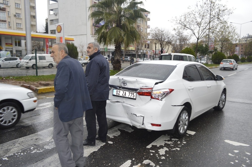 Minibüs ile otomobil çarpıştı: 2 Yaralı 