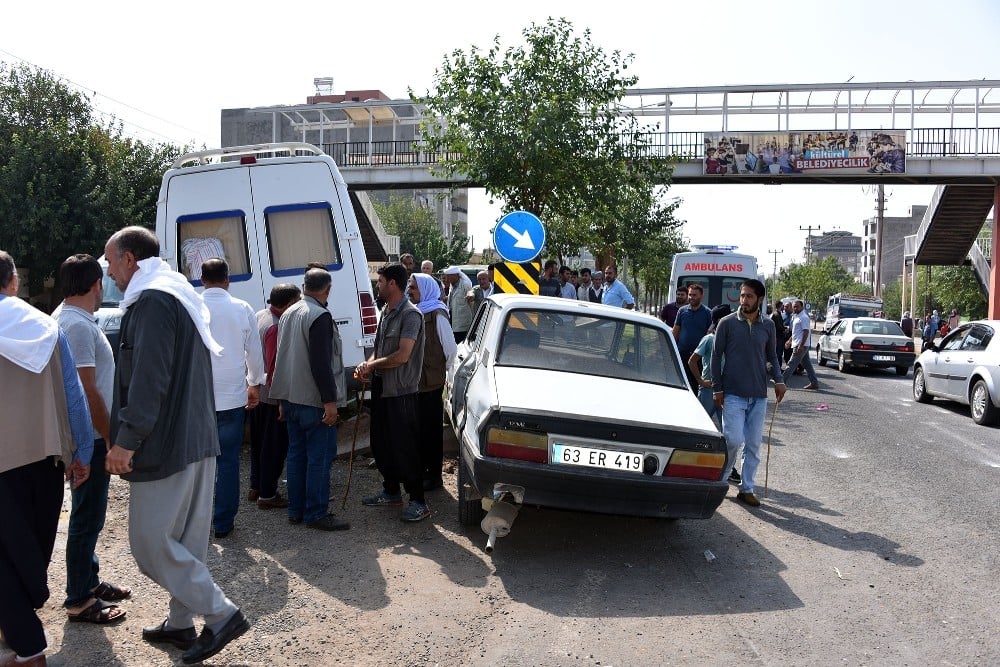 Minibüs ile otomobil çarpıştı: 3 yaralı 