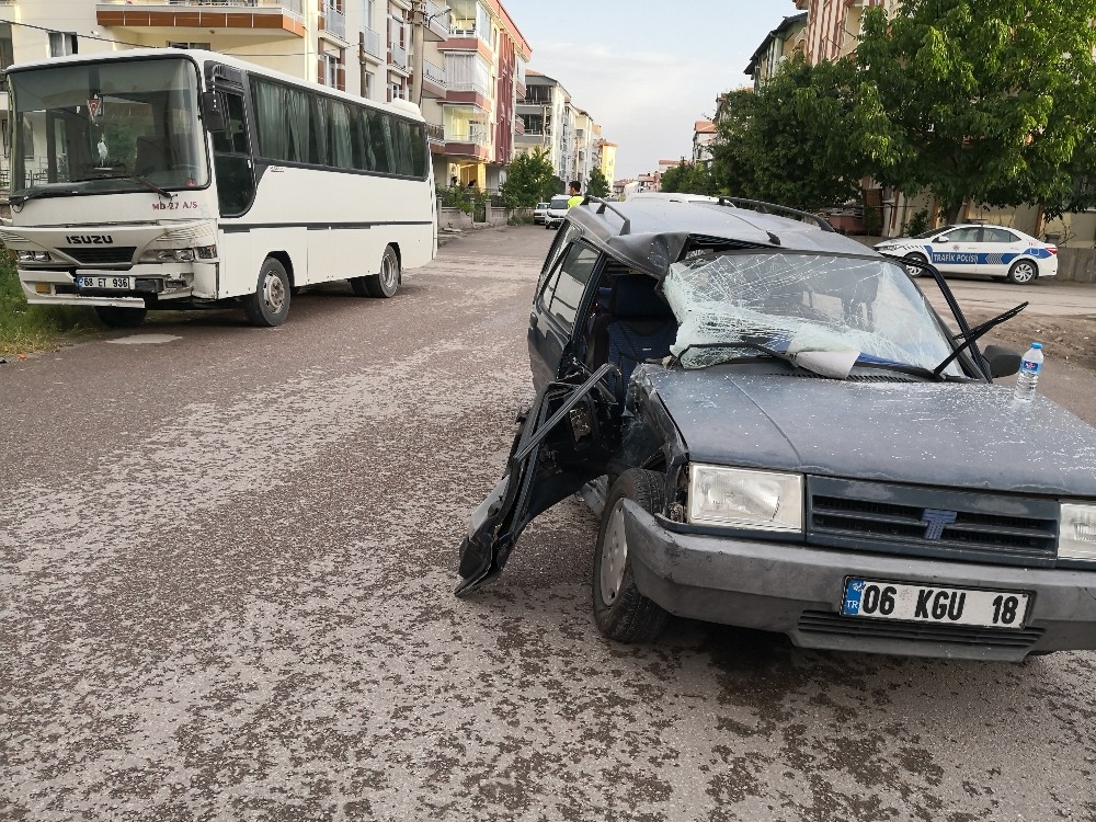 Minibüs ile otomobil çarpıştı: 3 yaralı 