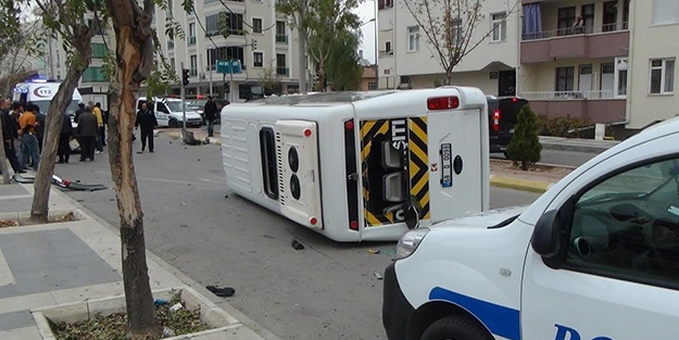 Minibüs ile otomobil çarpıştı: 3 yaralı