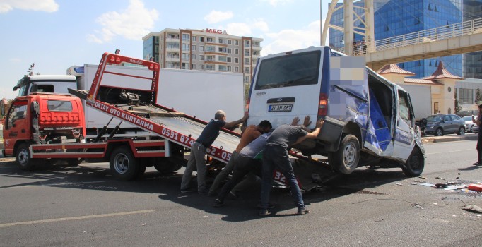 Minibüs ile otomobil çarpıştı: 7 kişi yaralandı