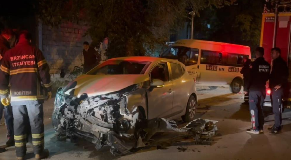 Minibüs ile otomobil çarpıştı