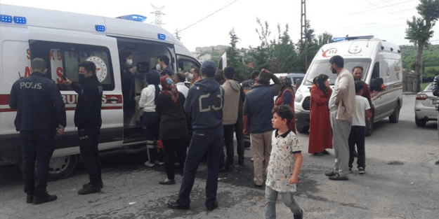 Minibüs inşaat iskelesine çarptı: 3 yaralı