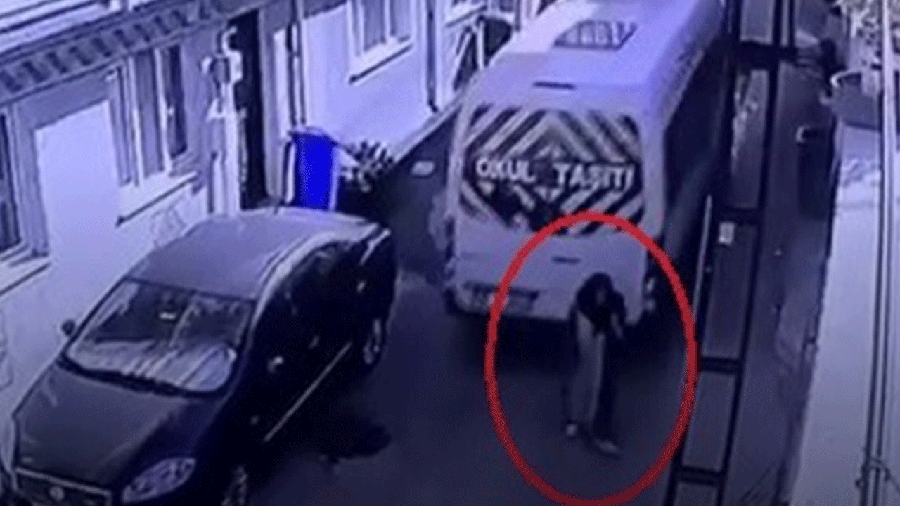 Minibüs kadını böyle ezdi! Geri manevra yapıyordu!