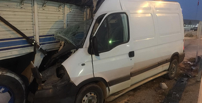 Minibüs kamyona ok gibi saplandı: 2 kişi yaralı