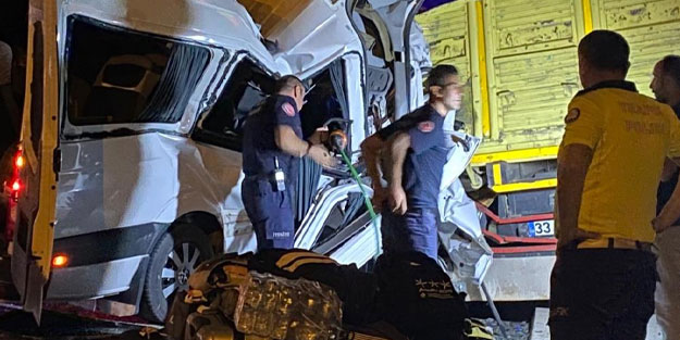 Minibüs kamyona ok gibi saplandı: 2 ölü, 9 yaralı