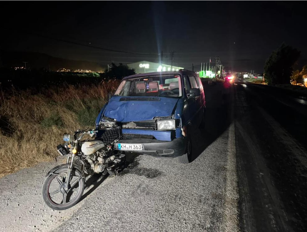 Minibüs motosiklete çarptı