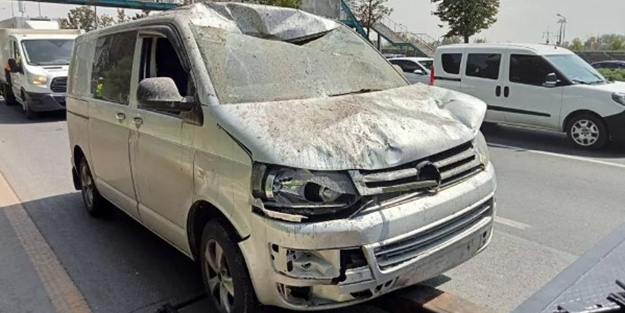 Minibüs otobüs durağına daldı! Yaralılar var
