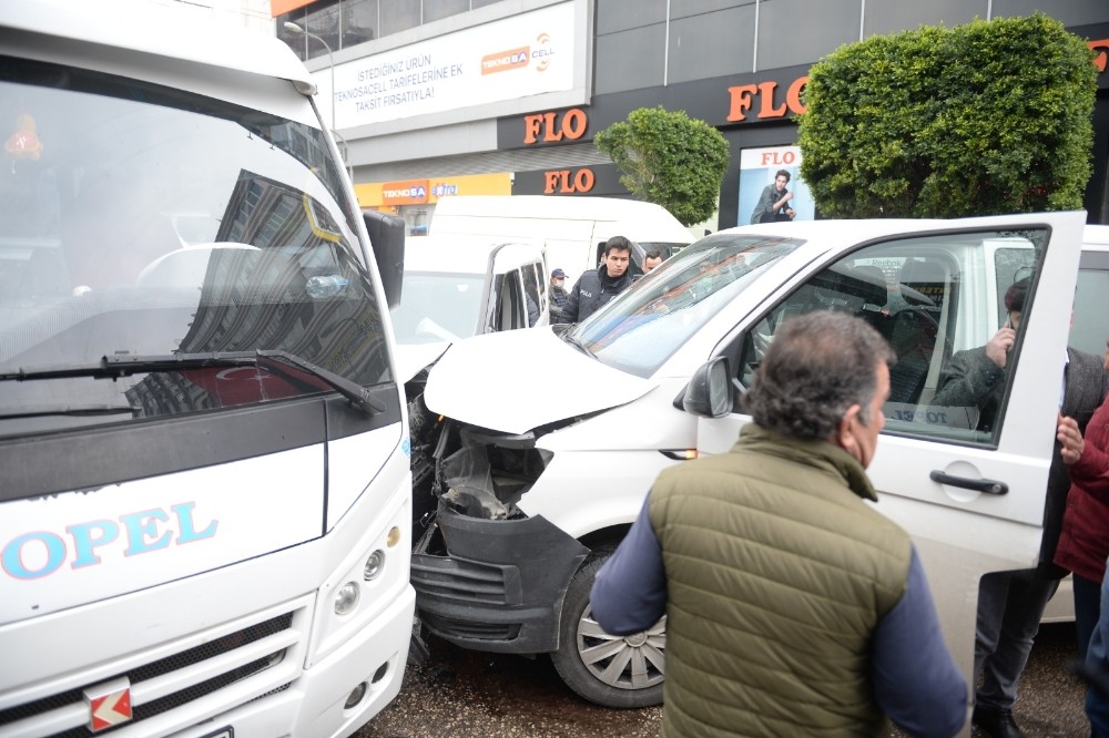 Minibüs, otomobille yarışırken polis aracına çarptı: 2’si polis 3 yaralı 