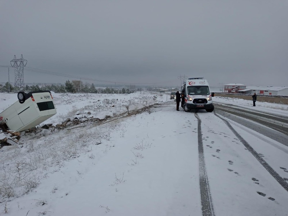 Minibüs şarampole devrildi: 2 yaralı 