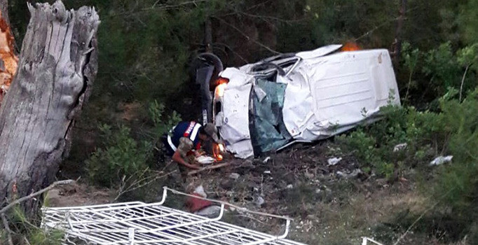Minibüs şarampole uçtu: 2 kişi yaralandı
