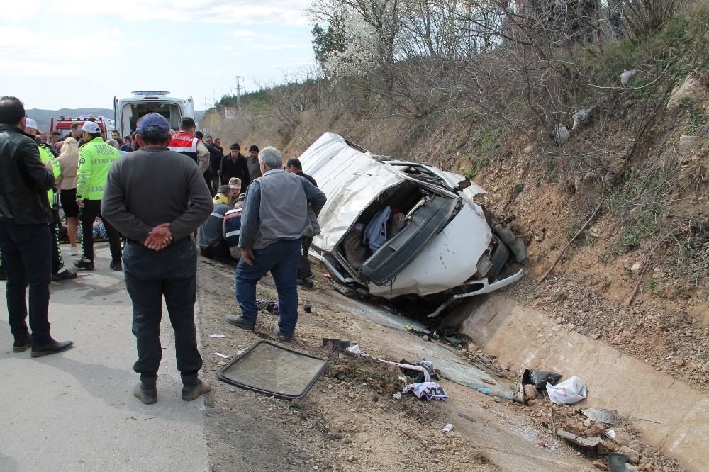 Minibüs şarampole yuvarlandı: 9 yaralı 