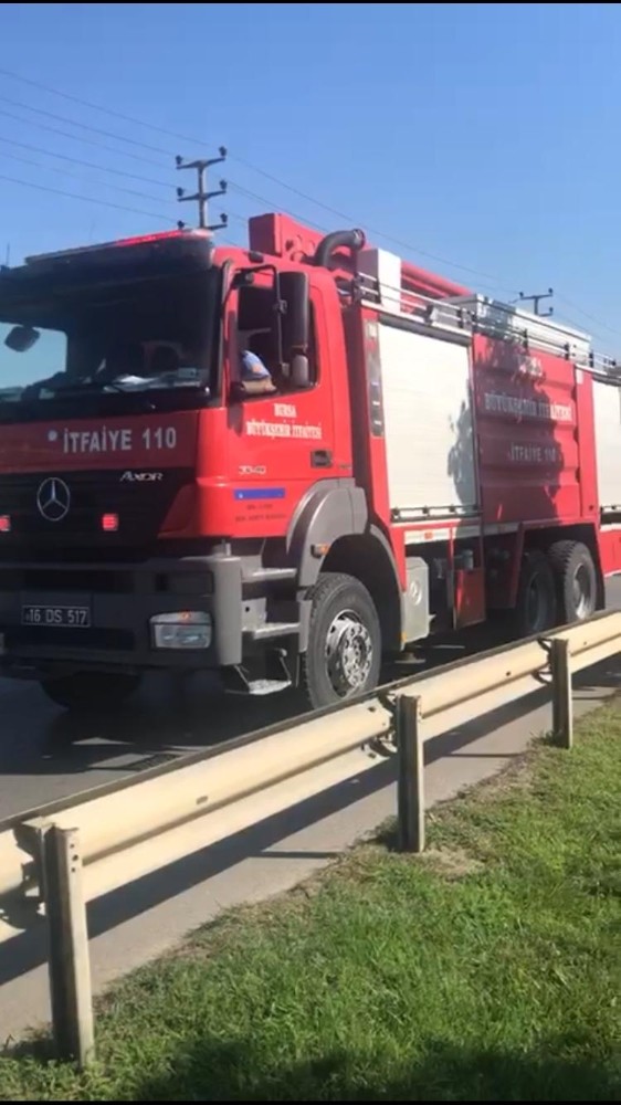 Minibüs seyir halindeyken alev aldı 
