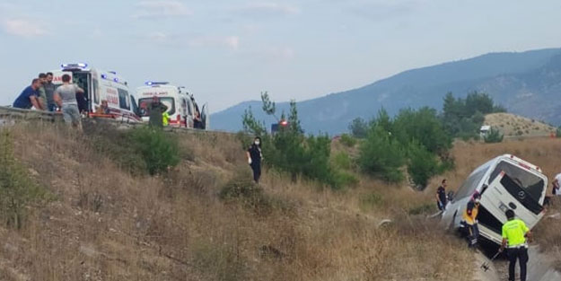 Minibüs su kanalına uçtu: Yaralılar var