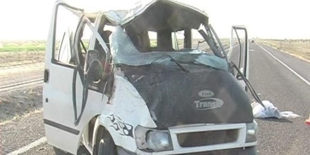 Minibüs takla attı: 1 ölü 3 yaralı