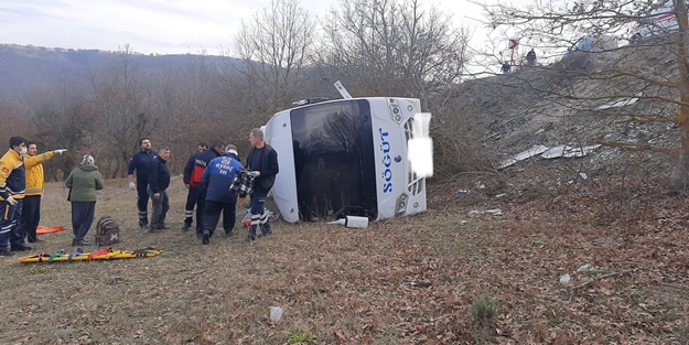 Minibüs tarlaya devrildi: Çok sayıda yaralı var