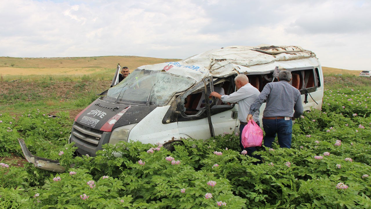 Minibüs tarlaya uçtu: 1 ölü, 4 yaralı