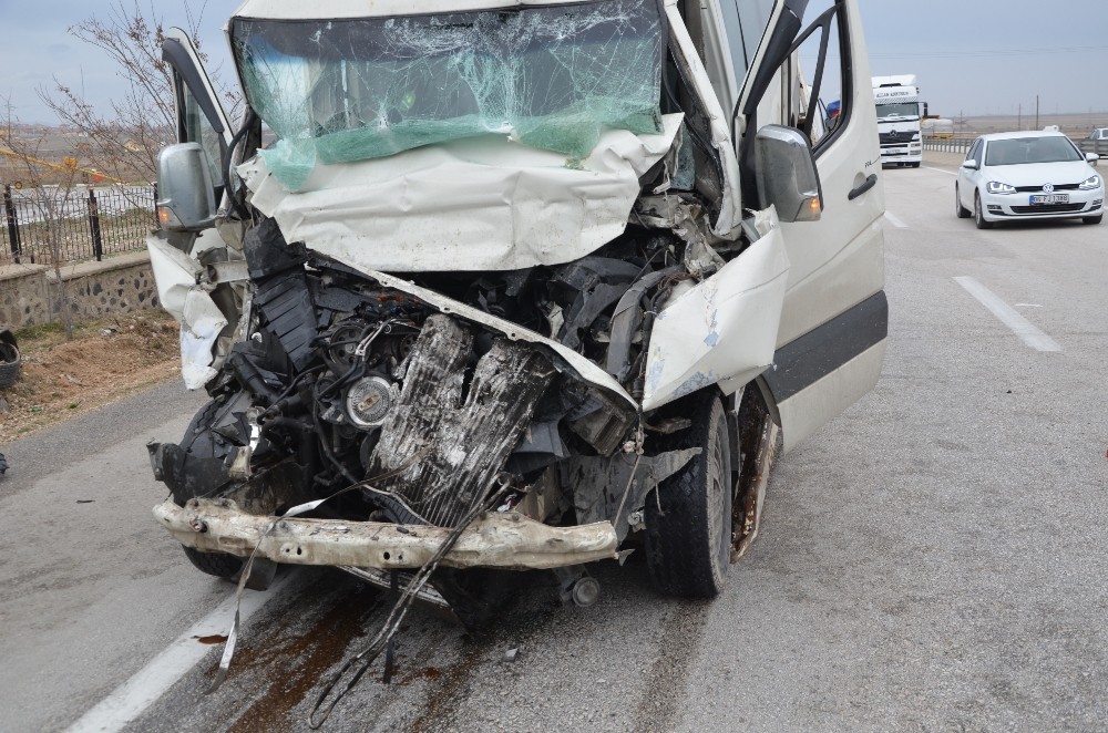 Minibüs tıra arkadan çarptı: 1 ölü, 3 yaralı 