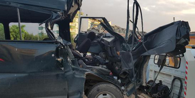 Minibüs TIR'a arkadan çarptı: 2 yaralı